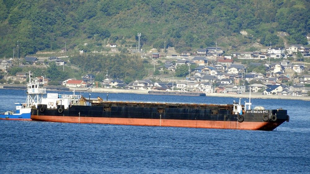 【こうきなんばあえいと 】という船名の プッシャーバージ船。 気ままな生活 楽天ブログ