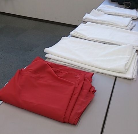 白い布と赤い布