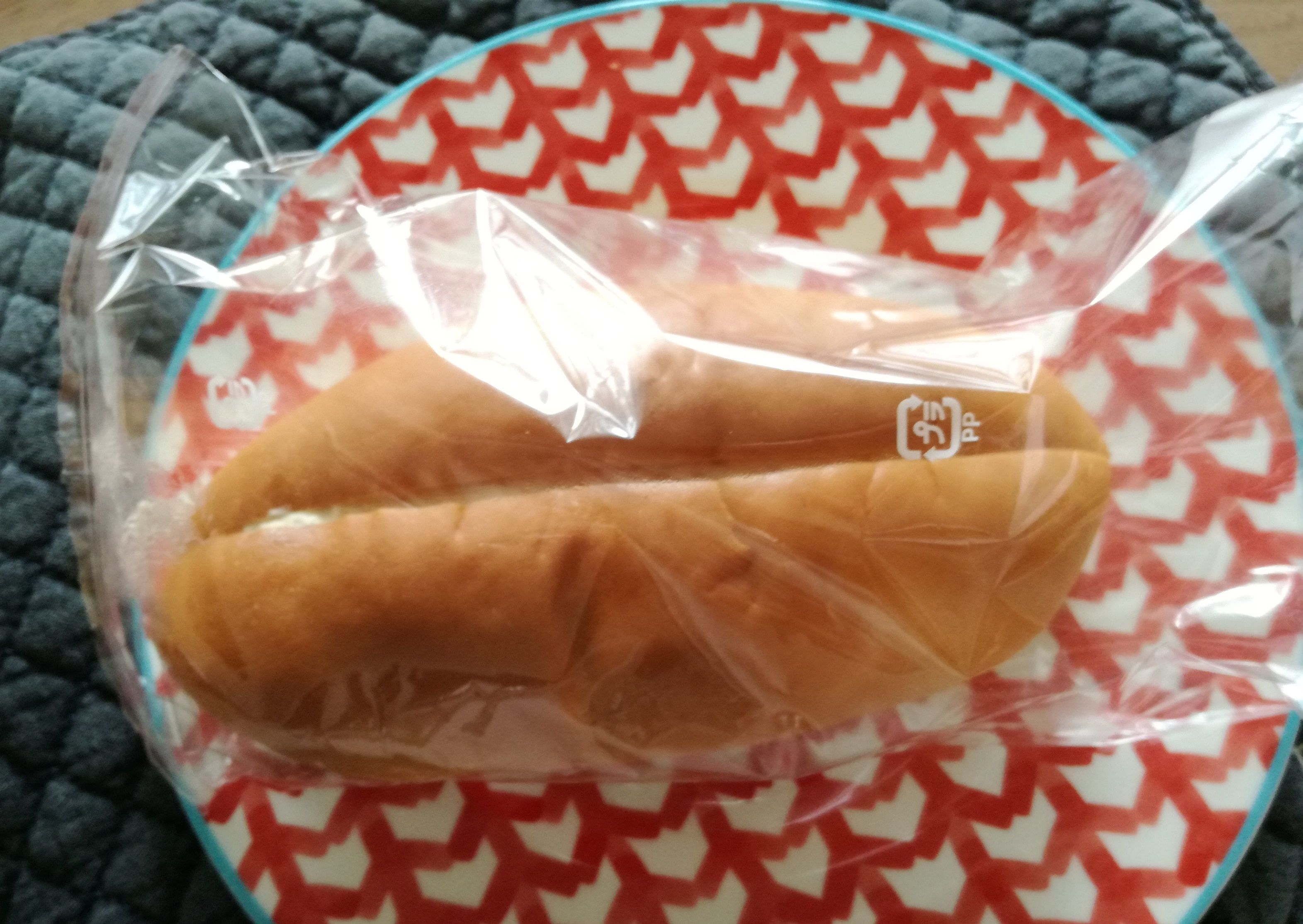神奈川県平塚市パン屋シャンパンベーカリー　粒ピーナッツコッペ