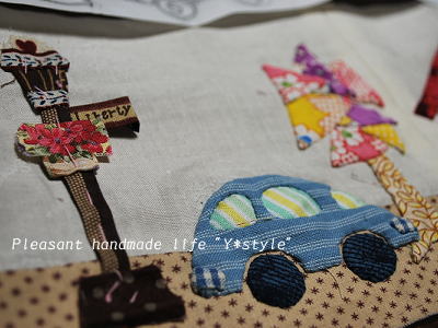 ボーダーキルト　街　青い車と木と街灯