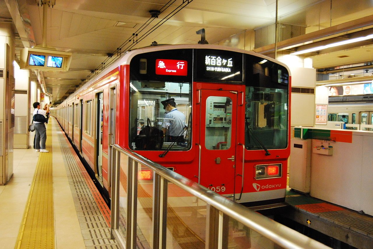 鉄道スケッチ】乗るなら今でしょ！「赤い小田急電車」が新宿へ