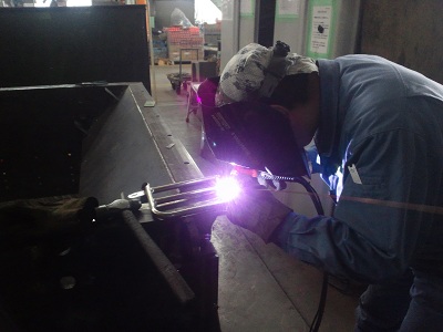 ﾚｯｸﾞｶﾞｰﾄﾞTIG溶接中