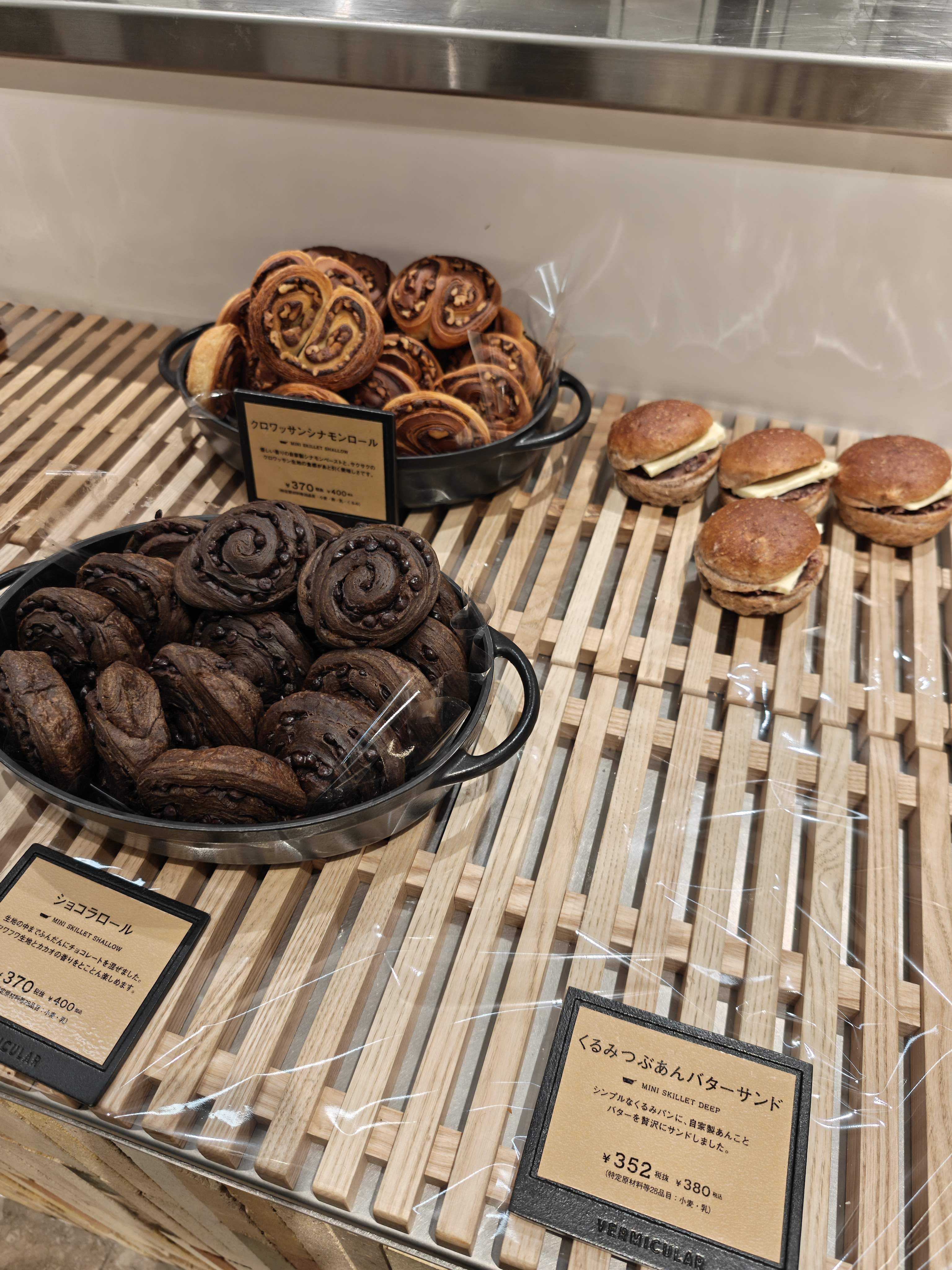高輪ゲートウェイ駅　バーミキュラポットメイドベーカリー　店内　商品棚　クロワッサンシナモンロール