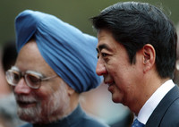 2007年8月に訪印した安倍首相（左はインドのマンモハン・シン首相）.jpg