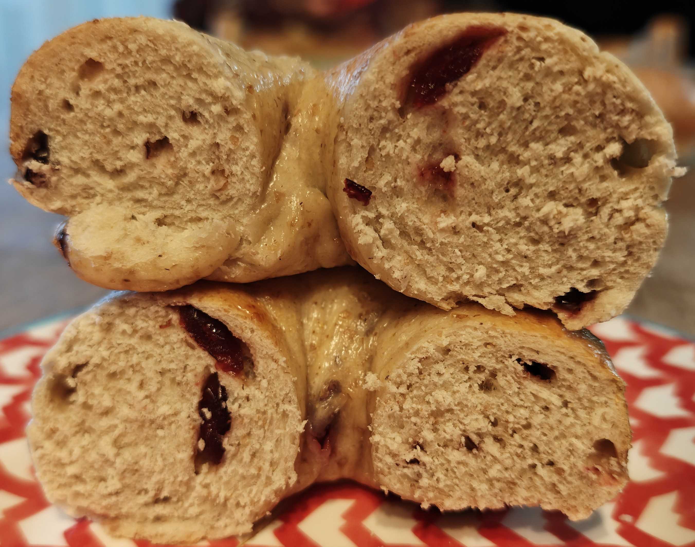 参宮橋駅　Gris bagel(グリズベーグル)　クランベリーベーグルの断面