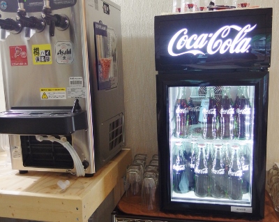 トラットリア　ブォン　チーボ　カンパイコクのコーラの棚.jpg