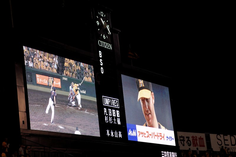甲子園ナイター_012ヒーロインタビュー風景・マートン.jpg