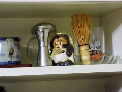 食器棚の中にたぬき