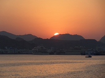 オマーン　サンセットクルーズ　夕日