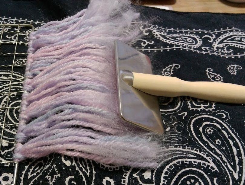 100均のタイニードールにアクリル毛糸でウィッグ作り 第一弾