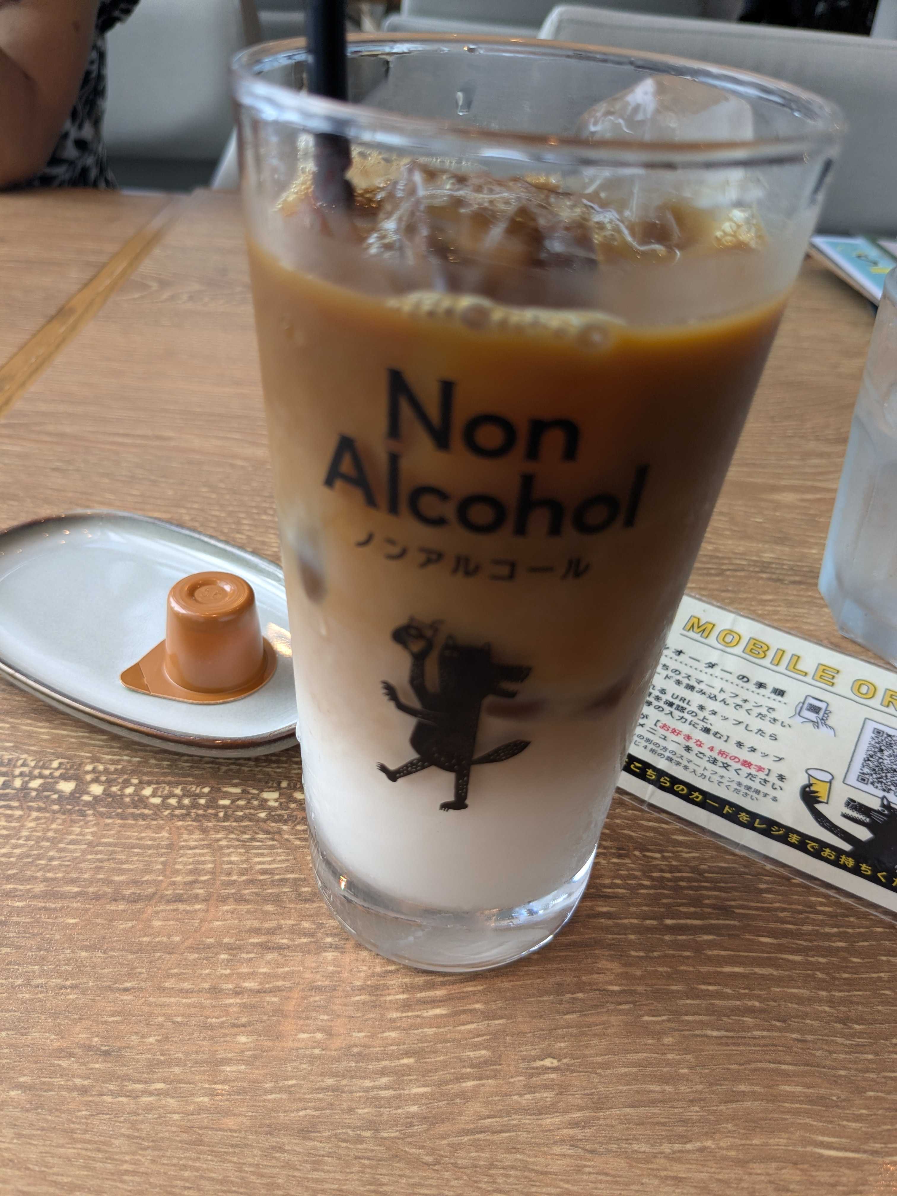 FLOWS GRILL BAR 東京ミッドタウン八重洲店　子連れカフェ　アイスカフェオレ
