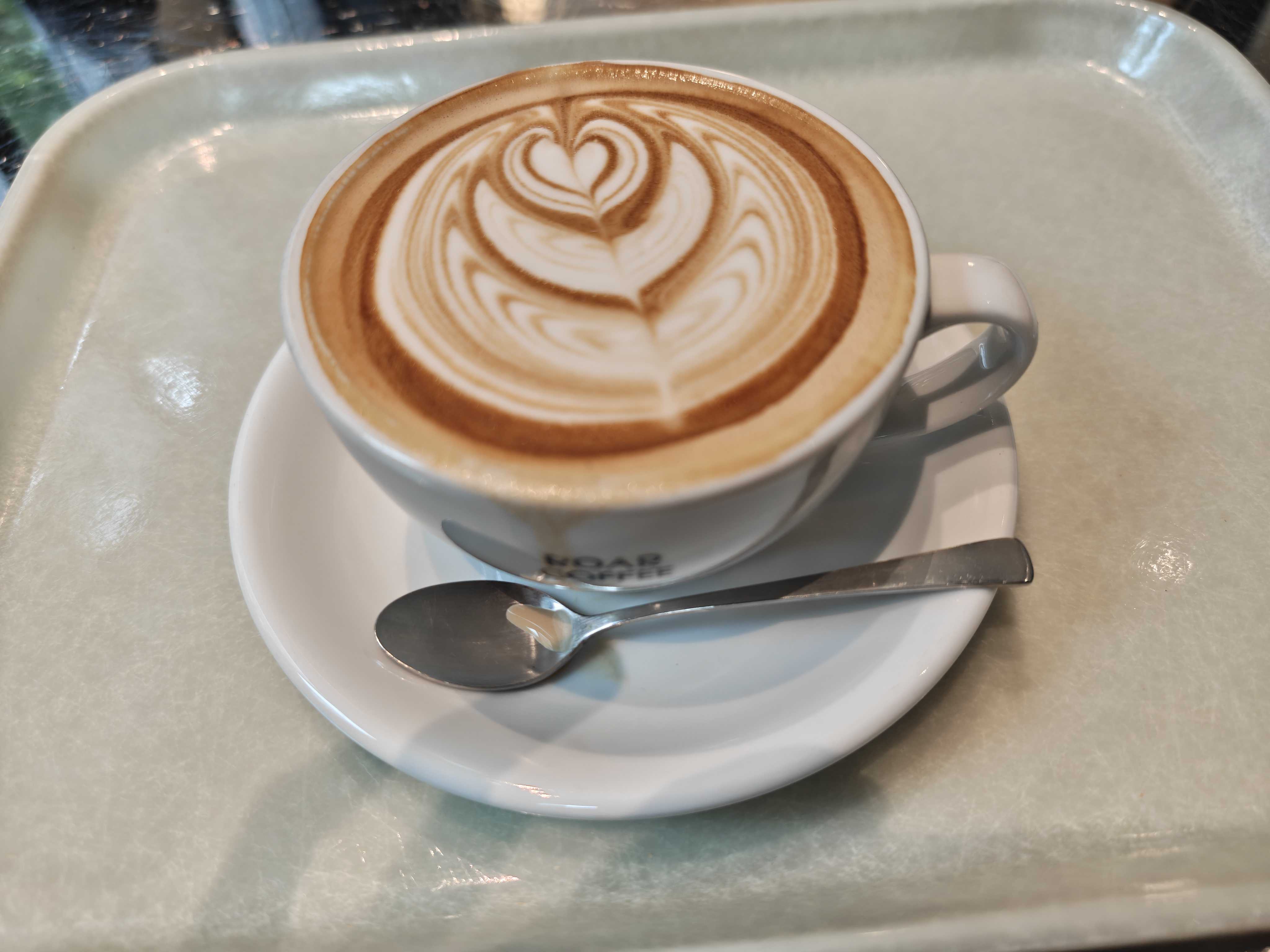 銀座　1人カフェ　ROAR COFFEE　カフェラテ　ケニア ピンク・フラミンゴ