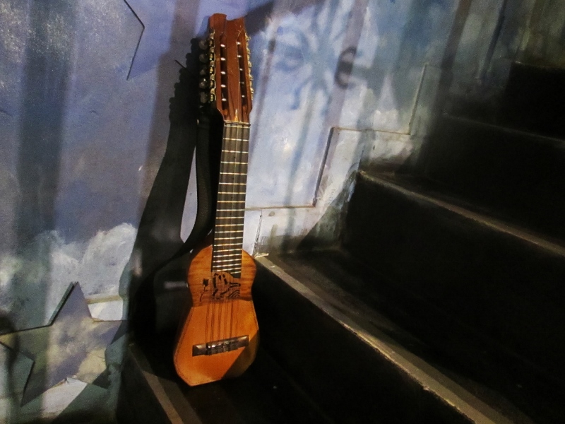 charango colibri en Botica del Angel