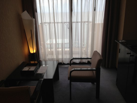 3ホテル　部屋　窓際　550.jpg