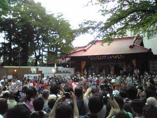 戸塚八坂神社お札まき１・2012