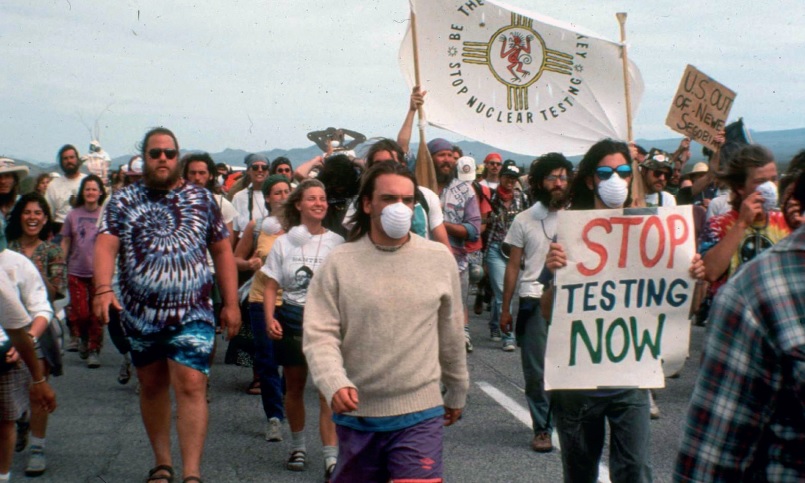 ネバダ州での核実験に抗議する人達.jpg