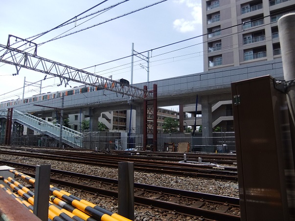 竹ノ駅駅高架を走る電車
