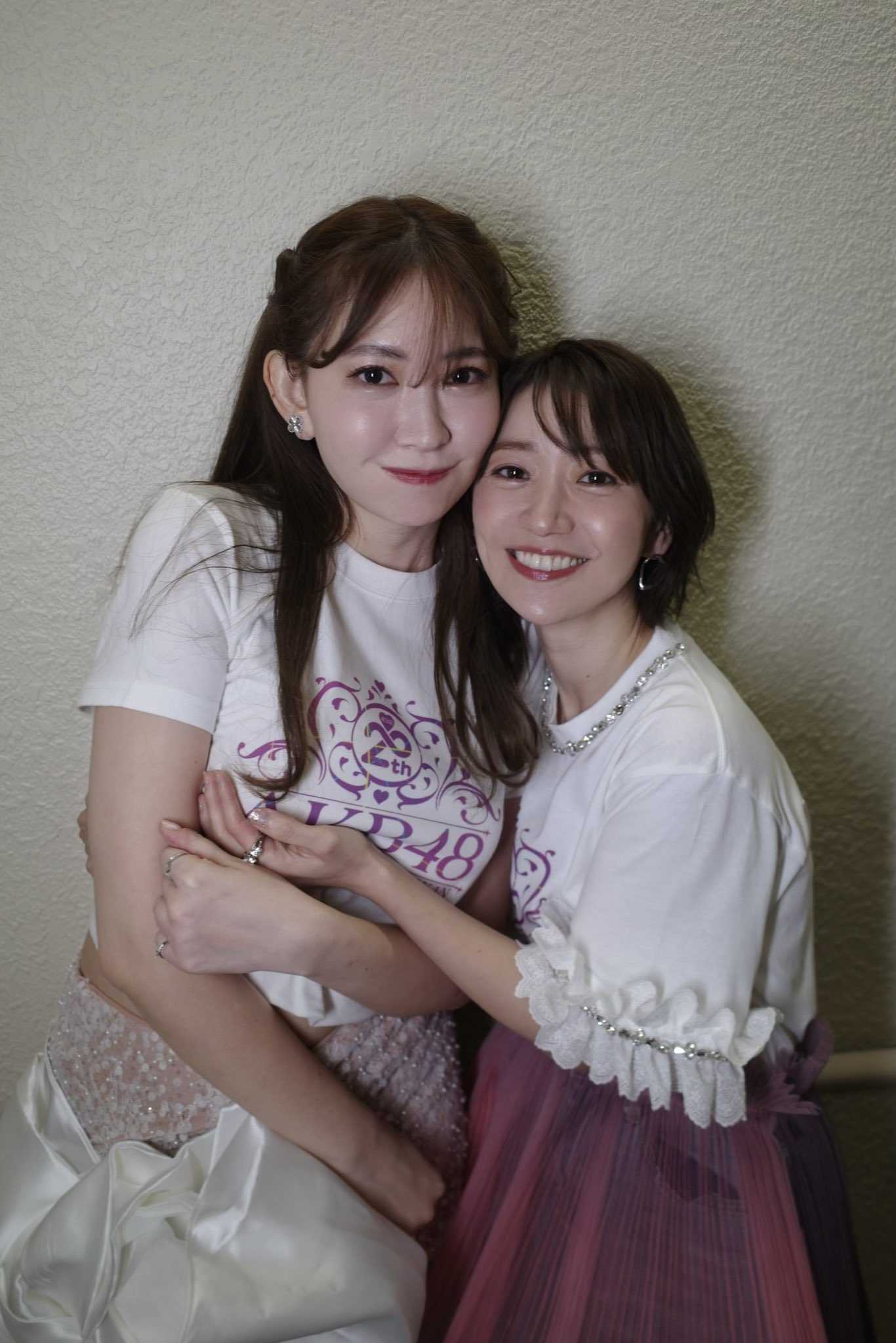 ☆小嶋陽菜♪AKB20周年ライブ舞台裏公開！大島優子の手にファン騒然