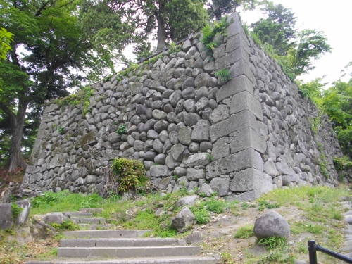 永山城二の丸石垣 (500x375).jpg