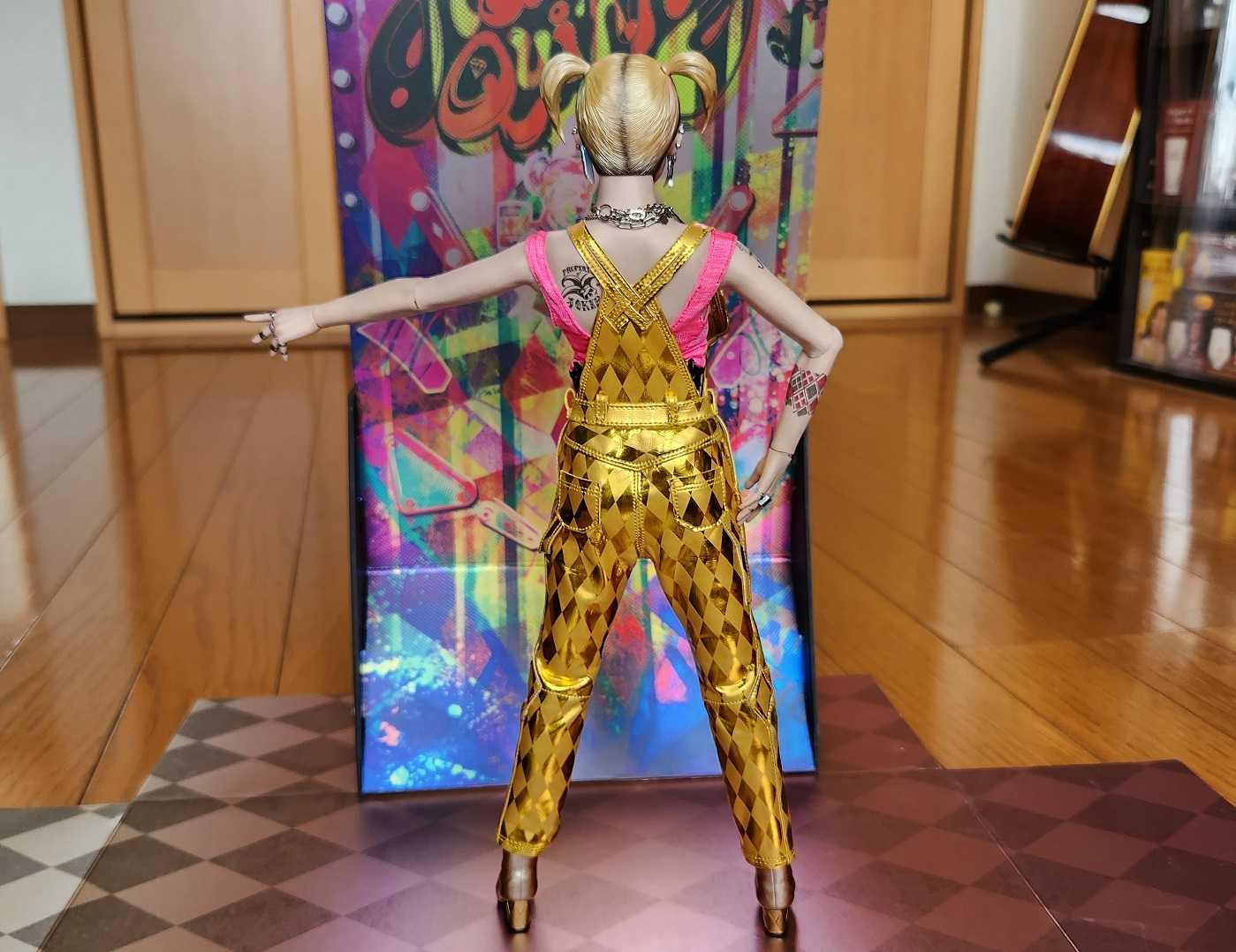 ホットトイズ ハーレイ・クイン(ゴールド・サロペット版) 1/6 ムービー