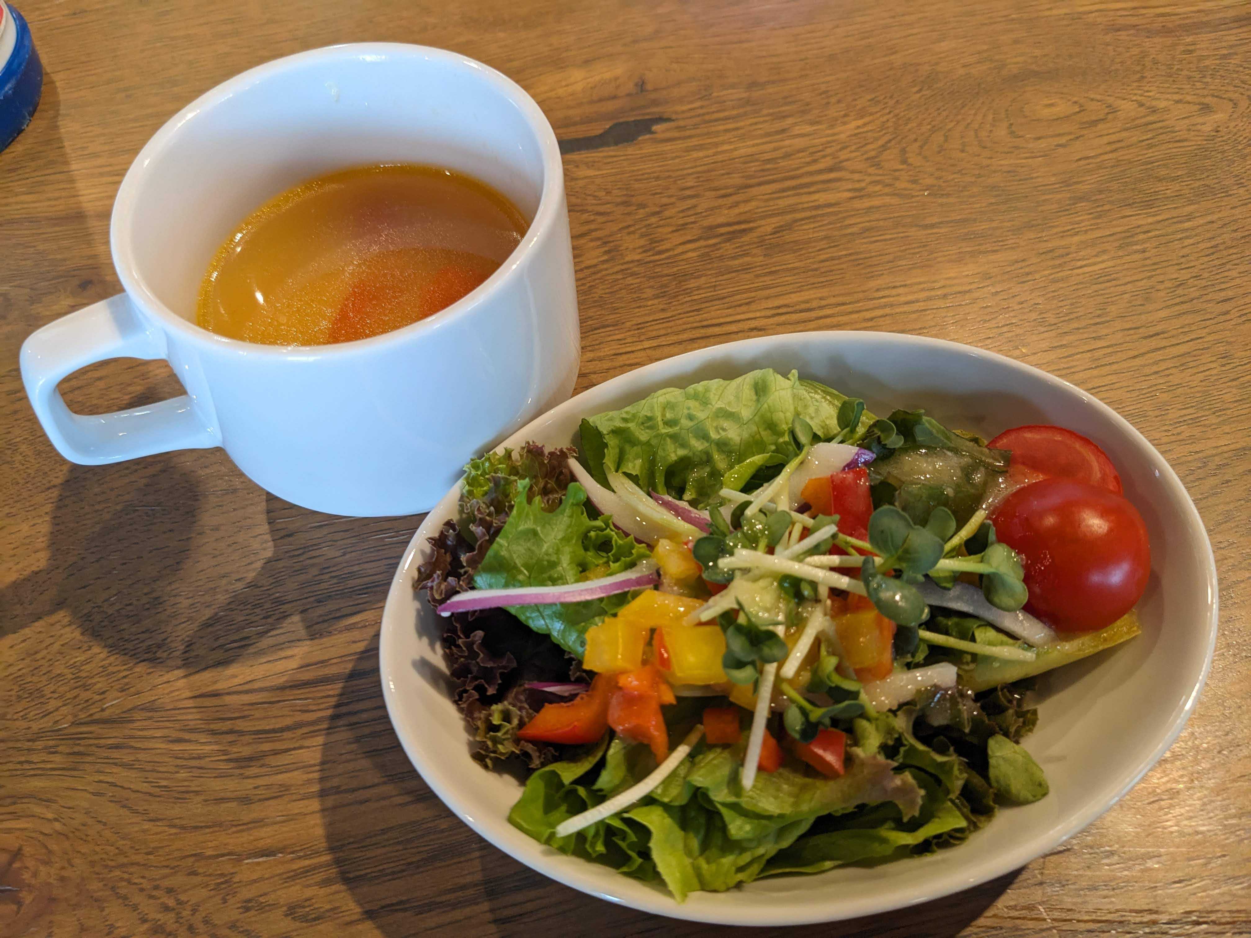 幕張ブルワリー　ランチセットにつくサラダとスープ