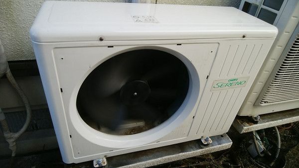 ファンガードを外した2階用床暖房の室外機　洗浄後