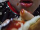 ホットドッグを食べる息子