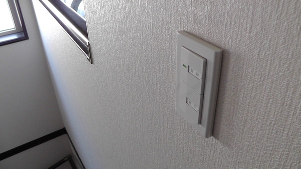 階段のスイッチ　スクエアのプレートWT8301W