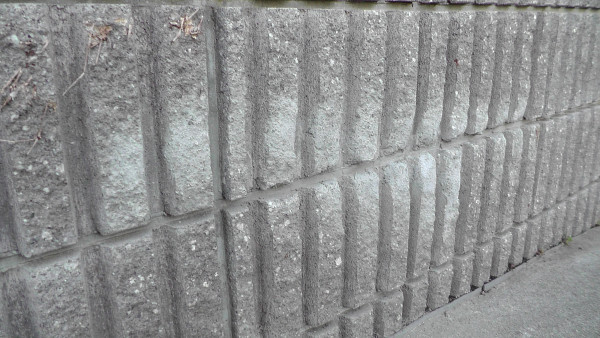 削れた擁壁のブロックが補修される