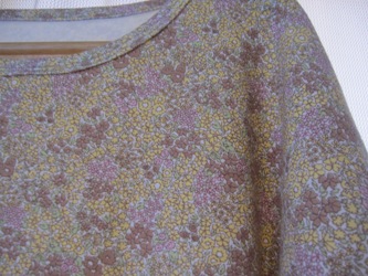 ドルマンTシャツ（ベージュ花）up