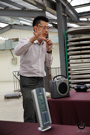 工場内特設会場からお送りしております