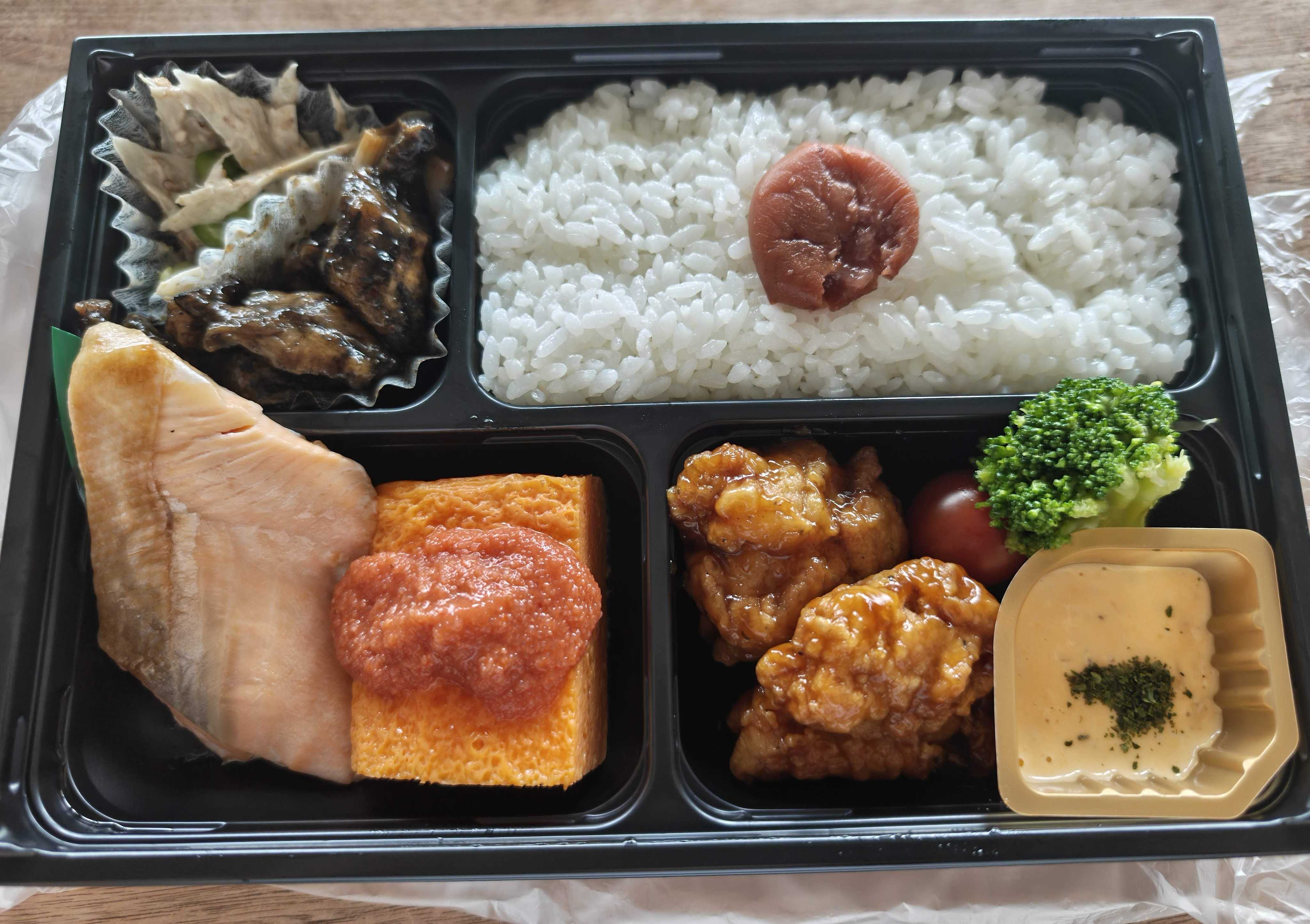 品川駅　お弁当ランチ　塚田農場いいとこどり弁当