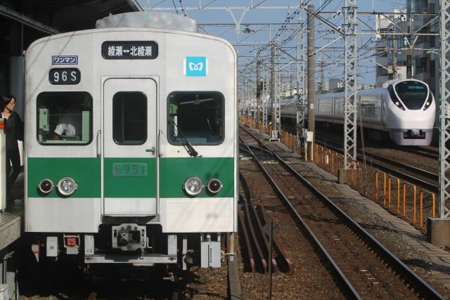 東京メトロ 5000系と並ぶ車両2