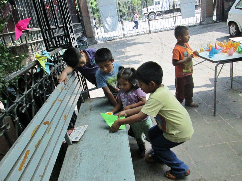 los chicos de taller mil grullas por la paz