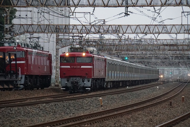 EF81 98牽引 水戸ホキ工臨 と EF81 139牽引 小田急4000形 配給の離合4