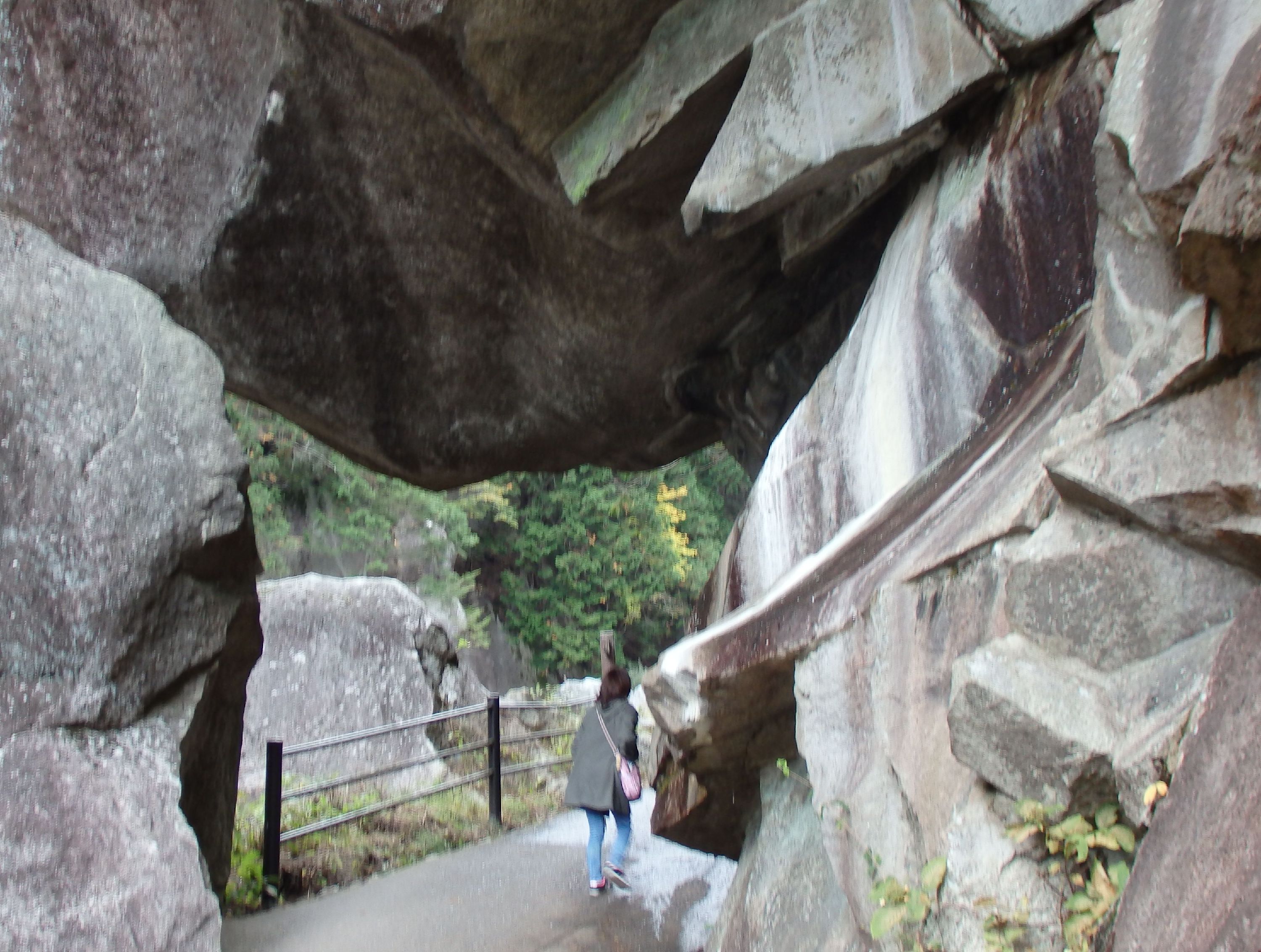 大岩石のトンネル.JPG