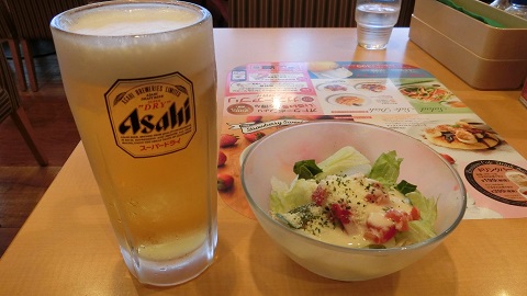 生ビールとミニシーザーサラダ.jpg