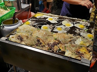 台南　花園夜市　牡蠣入りオムレツ