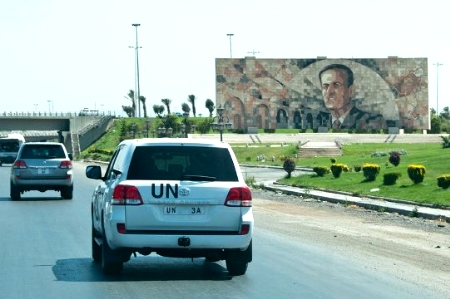 シリア国内を移動する国連シリア監視団.jpg
