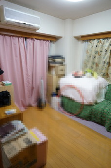 寝室も家具やら荷物やら、、、