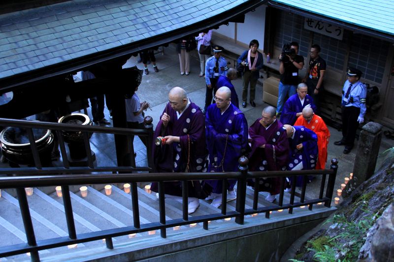 生駒聖天万灯会_08住職巡回.jpg