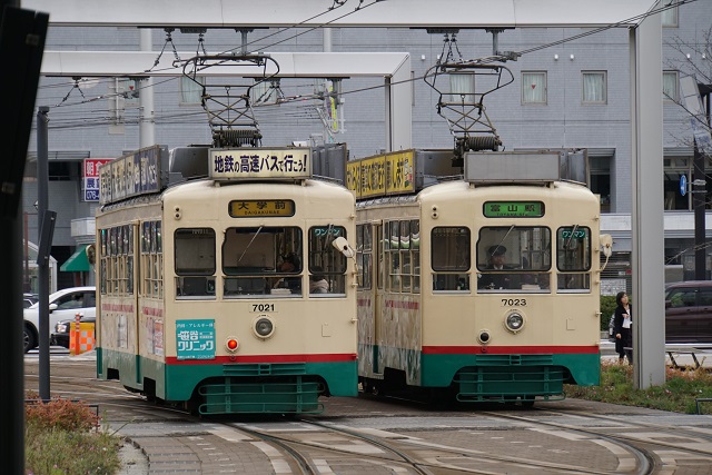 富山地鉄 新旧 車両の並び バラエテイ－5