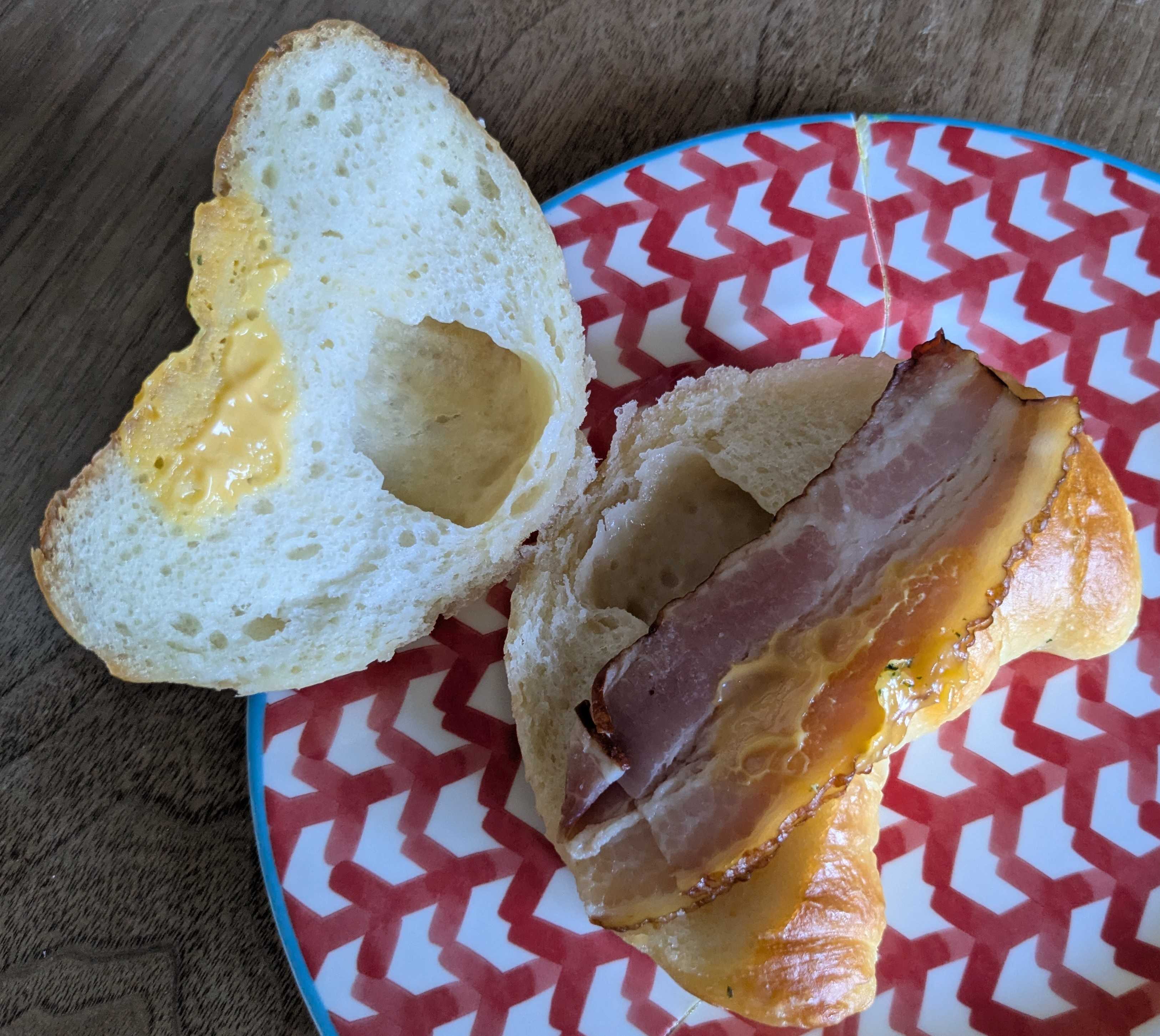 東京駅パン屋　ポールボキューズベーカリー　極み・生しおパンのミルフィーユベーコンサンド