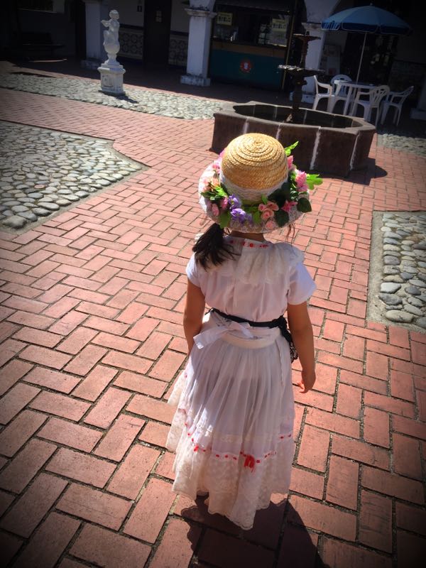 リトルワールド レポ1 ５歳娘 民族衣装試着 お気に入りはインドのサリー ななじまるのブログ 楽天ブログ