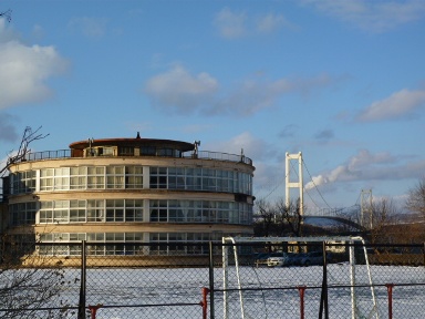 校舎と白鳥大橋