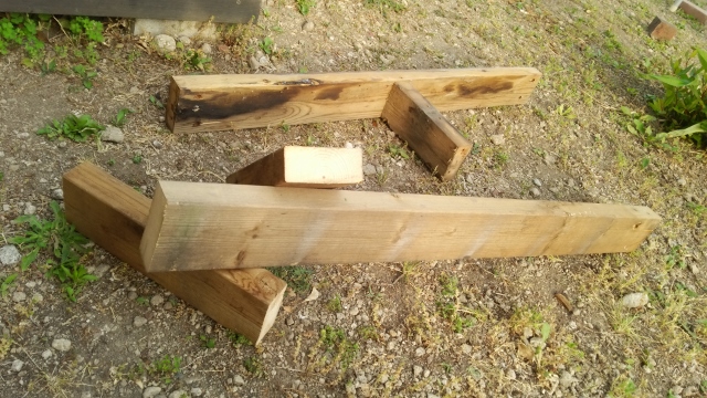 ウッドデッキ補修。階段の構造材を作成。