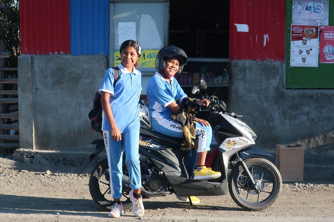 バイク通学の女子高生 Tropical East Timor ワニ通信 東ティモール 楽天ブログ