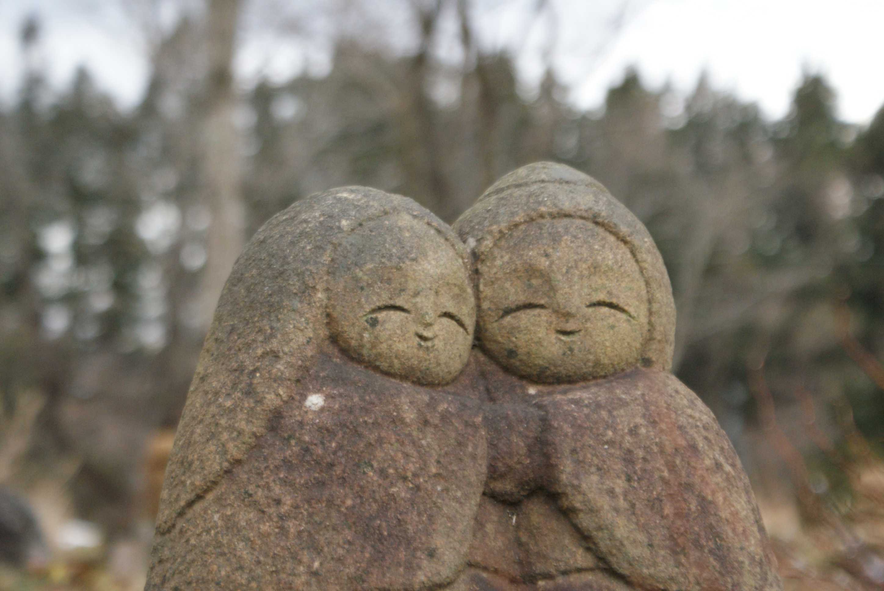 白御影石の石んこ地蔵三人。いろんな石んこ地蔵。甘酒シフォンケーキ焼きました。 川崎町の石んこ日記 ～石んこ地蔵と