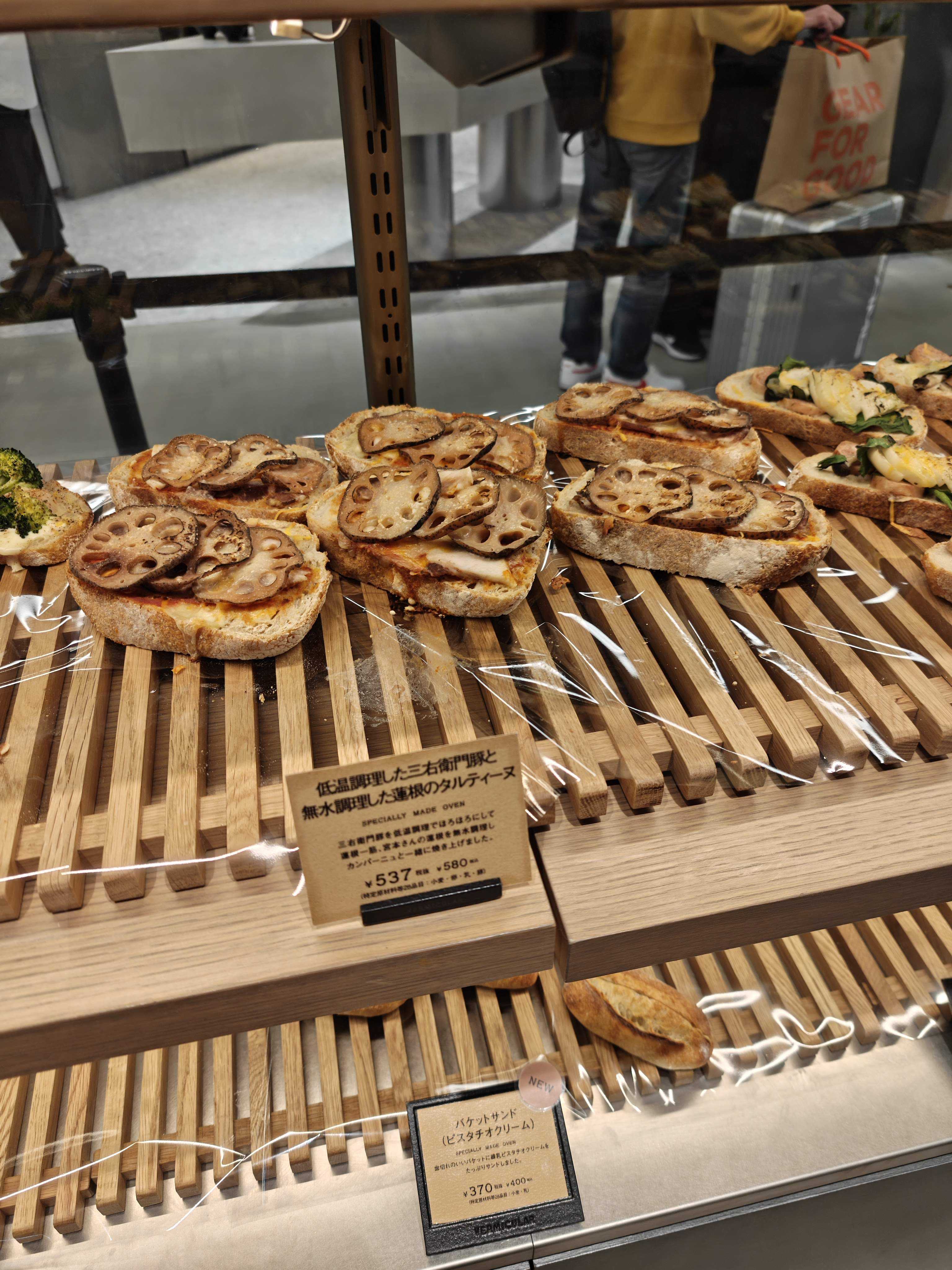 高輪ゲートウェイ駅　バーミキュラポットメイドベーカリー　店内　商品棚　低温調理した三右衛門豚と無水調理した蓮根のタルティーヌ