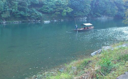 桂川を下る舟